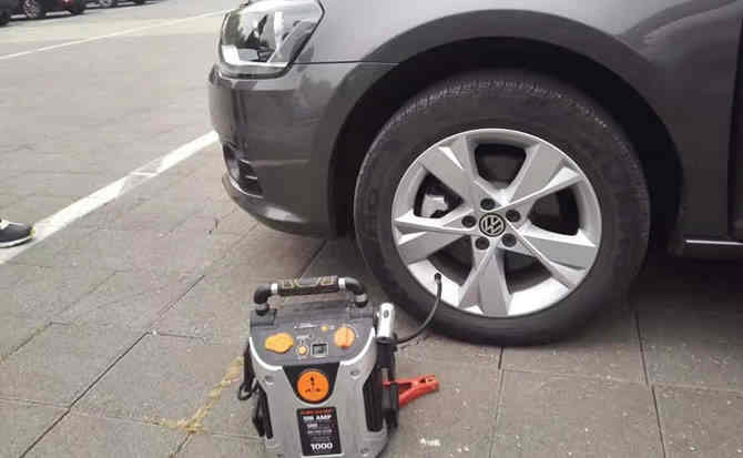 万载汽车搭电案例